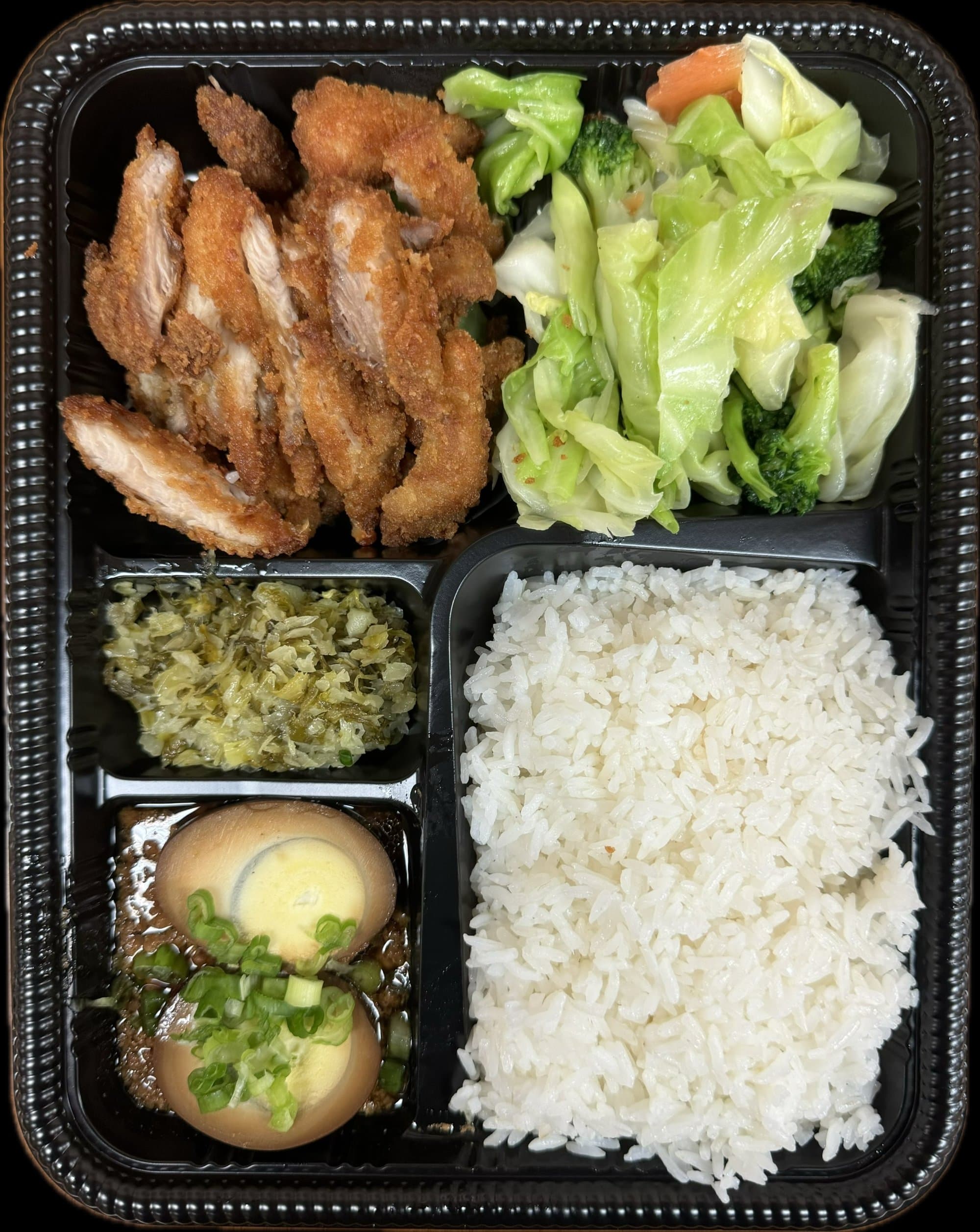 Popcorn Chicken Rice Combination - This Bento Box includes flavorful crispy popcorn chicken served over a bed of st | Bento Box